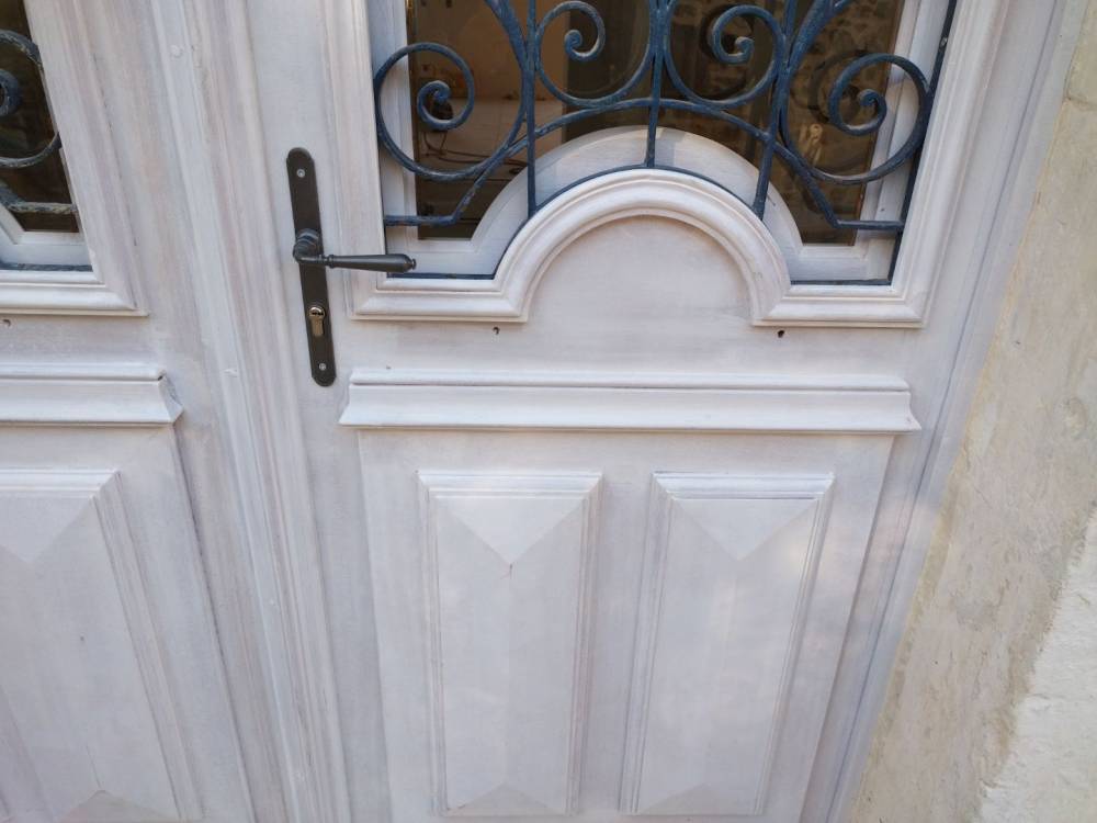 Detail porte en bois ornement et boiserie