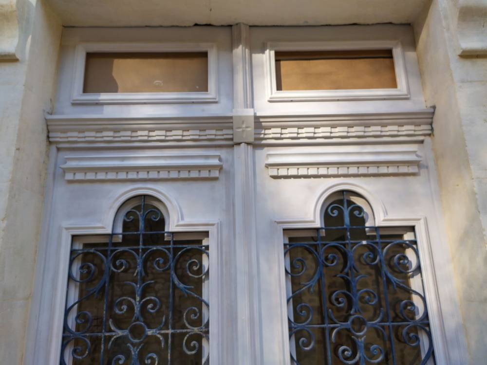 Porte avec ornement en métal